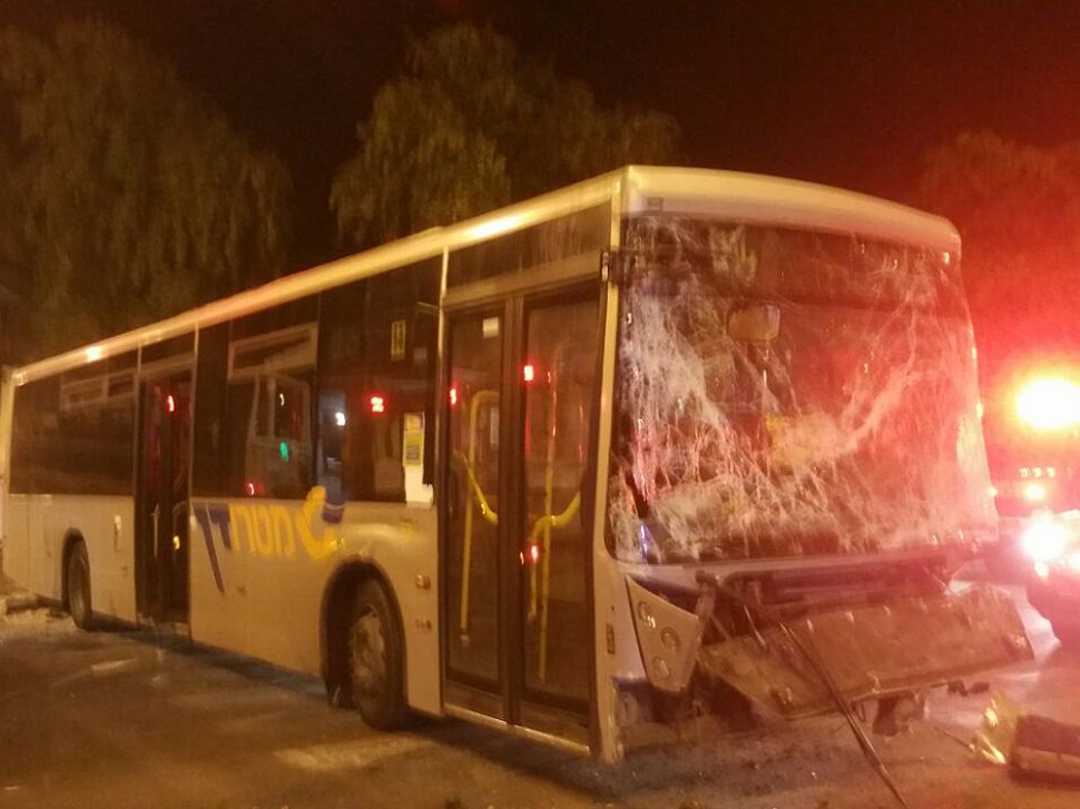האוטובוס שנפגע בתאונה, הבוקר (כבאות והצלה)