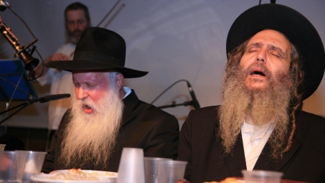 הרב גינזבורג (משמאל) והרב שלום ארוש (מימין) (צילום: נתנאל פנישל)