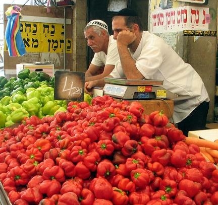 "התחלתי להקפיד בעצמי. כשאני מגיע לשוק - לקנות מיהודים". מוכרים יהודים בשוק מחנה יהודה (שרית פרי)