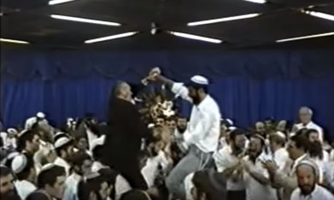 הרב נתי עוזרי רוקד בחתונתו עם הרב מאיר כהנא (צילום מסך יוטיוב)