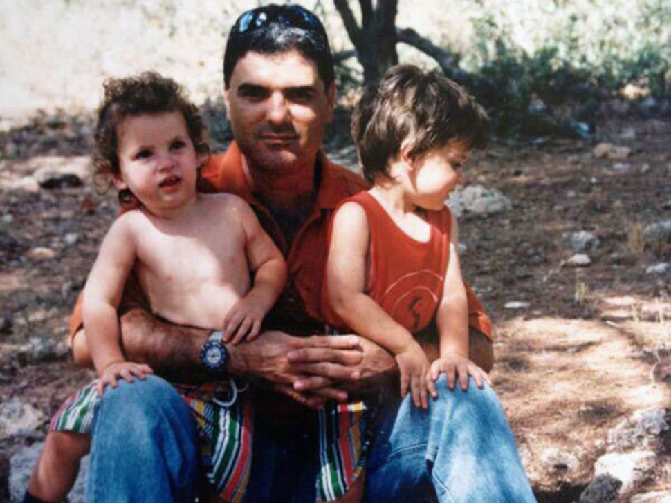 יוסי אברהמי הי"ד עם שני ילדיו (באדיבות המשפחה)