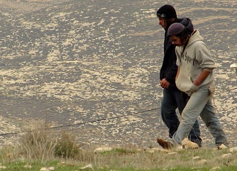 החייל העייף שלי: רק בן 15, מול כפר עוין