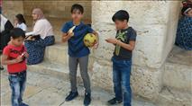 צפו:  ערבים משחקים כדורגל בהר הבית
