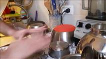 צפו: כשאמן כלי ההקשה השתעמם משטיפת הכלים...