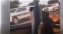 צפו: ערבים מנופפים בנשק סמוך לניידות משטרה ללא פחד