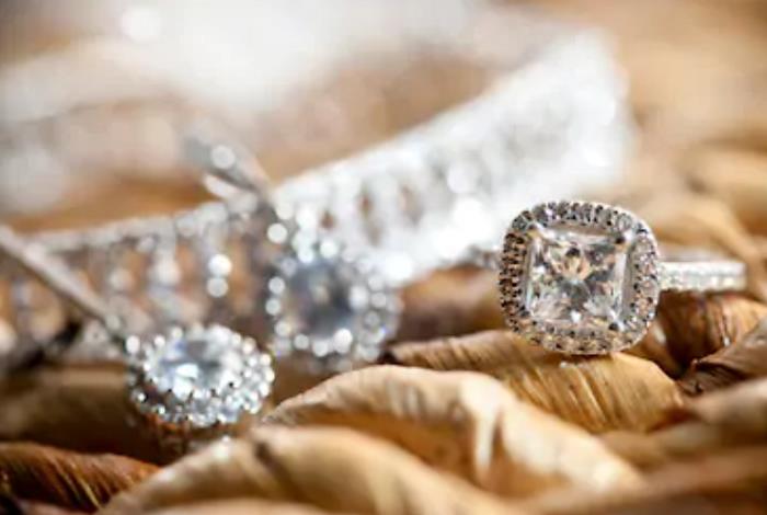 זה הזמן לפנק את בת הזוג בתכשיט לחג