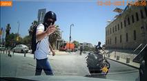 אופנוען ערבי תקף יהודים פעמיים - הפרקליטות סגרה את התיק