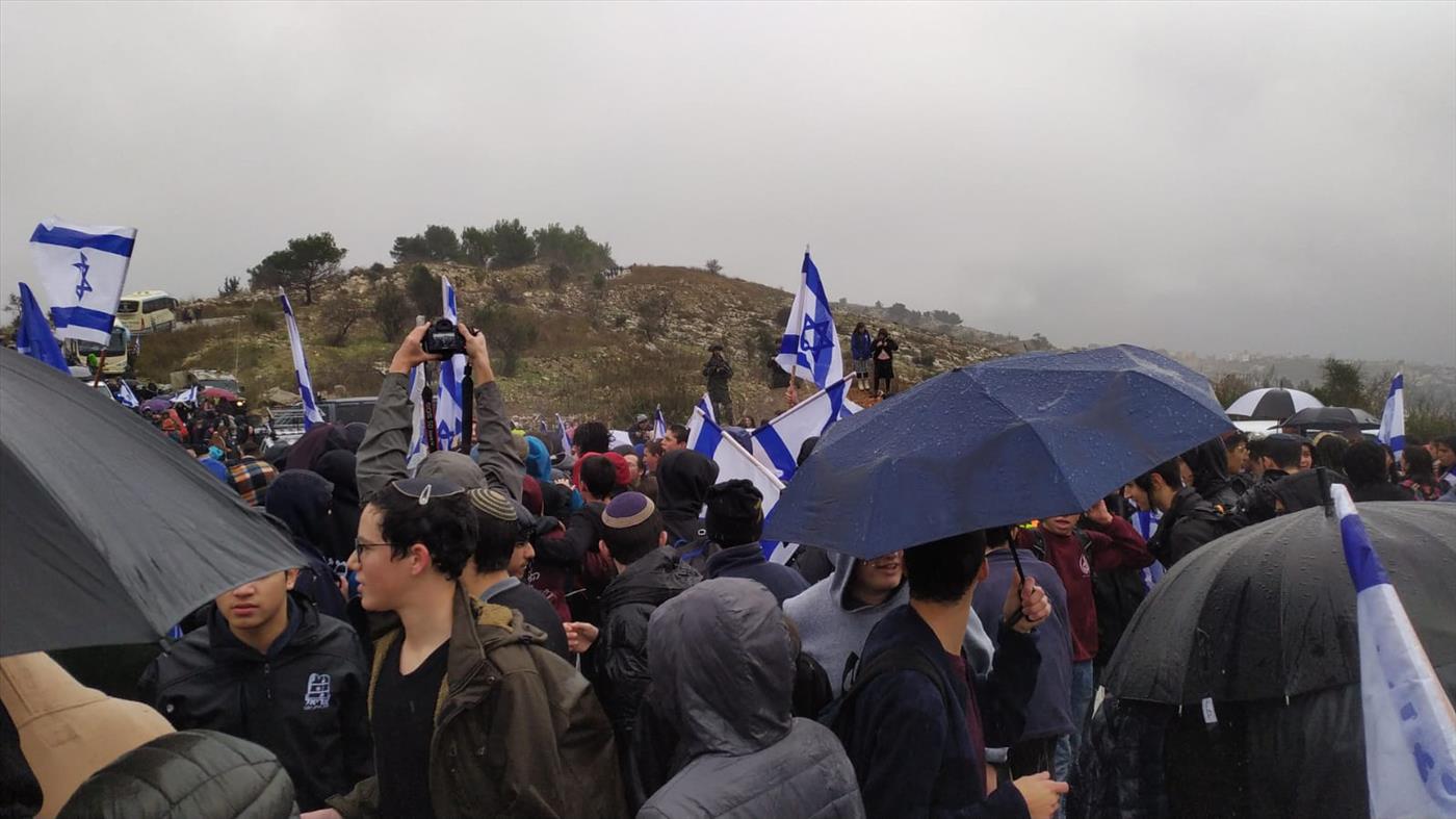 מאות בגשם שוטף (צילום: אלחנן גרונר, הקול היהודי)
