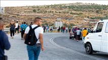 עובדים ערבים מסתובבים סמוך לעמדות מסווגות בגבול הצפון