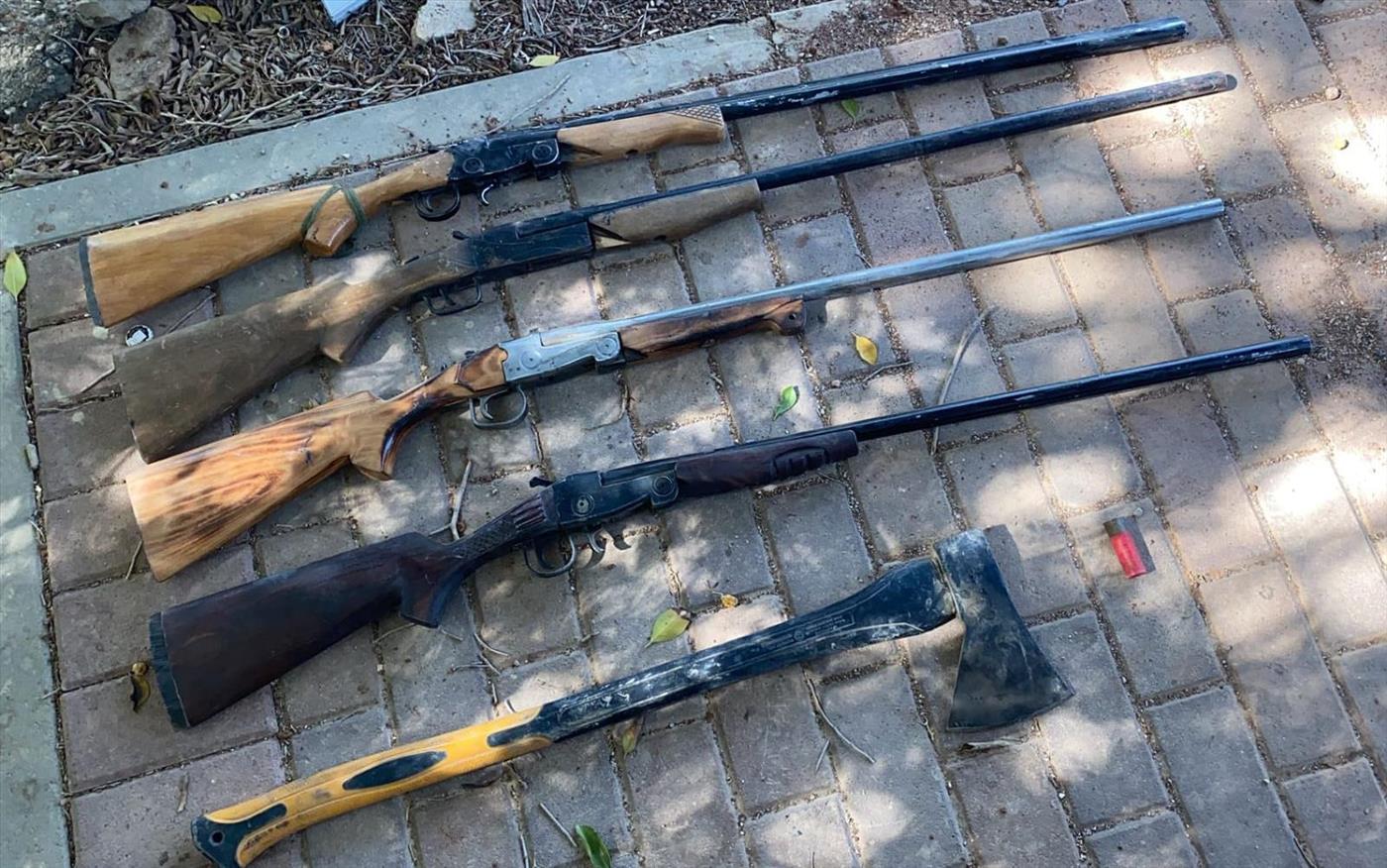  גרזן ונשקים שנתפסו ברכב סמוך להר בזק בבקעת הירדן (צילום: TPS)