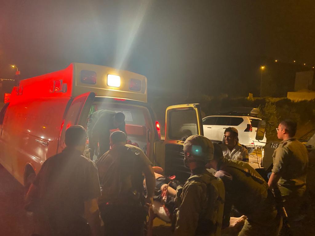 פינוי הפצועים מפיגוע הירי בקבר יוסף (קרדיט: אגף ביטחון מוא"ז שומרון)