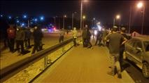 תיעוד: ערבים יידו אבנים על המפגינים - השוטרים חילקו דו"חות