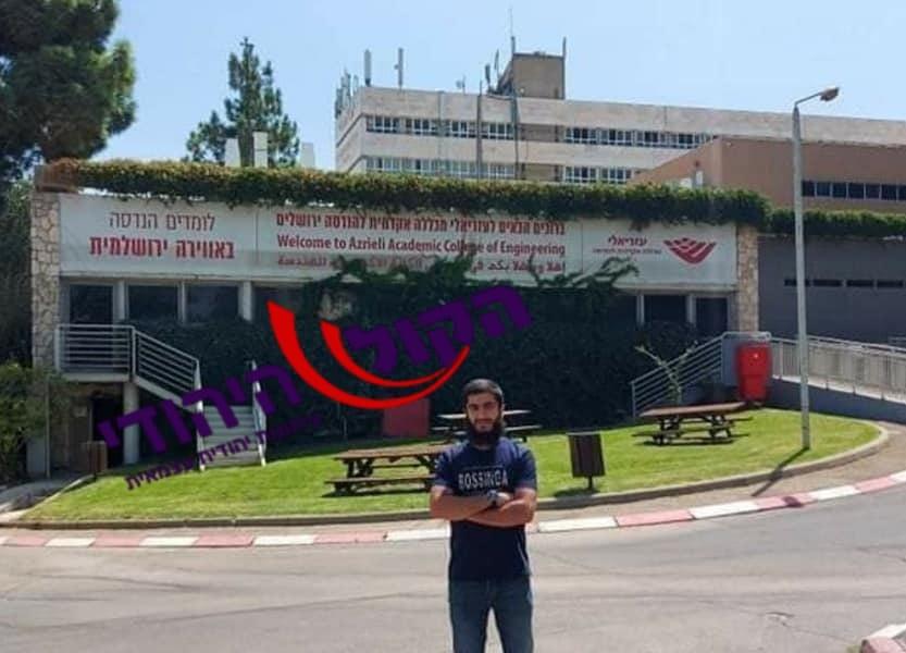 המחבל, אסלאם פרוח', בכניסה למכללת עזריאלי בה למד  (שימוש לפי סעיף 27א לחוק זכויות יוצרים)