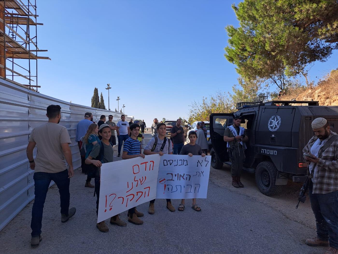 מחאה בקרית ארבע נגד הכנסת פועלים ערבים: "מדרון חלקלק"