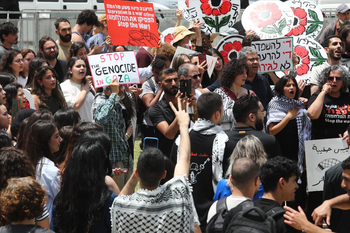 לשפשף את העיניים: המדינה מממנת סטודנטים לרפואה ערביים באוניברסיטאות תומכות טרור