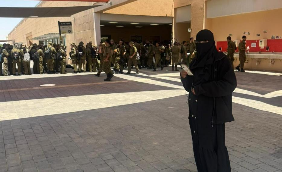 בלב הבסיס הצבאי: ערביה מכוסת פנים