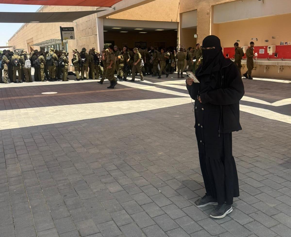 בלב הבסיס הצבאי: ערביה מכוסת פנים