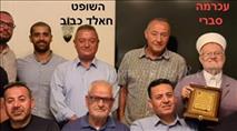 מהמקפצה: השופט חאלד כבוב עיכב את הריסת ביתו של סברי, שהעניק לו תעודת הוקרה