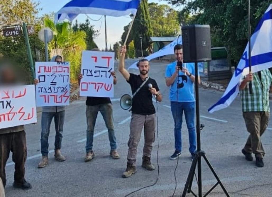 מסתכלים לאנרכיסטים בעיניים: פעילי אם תרצו הפגינו מול בית פעיל שמאל קיצוני