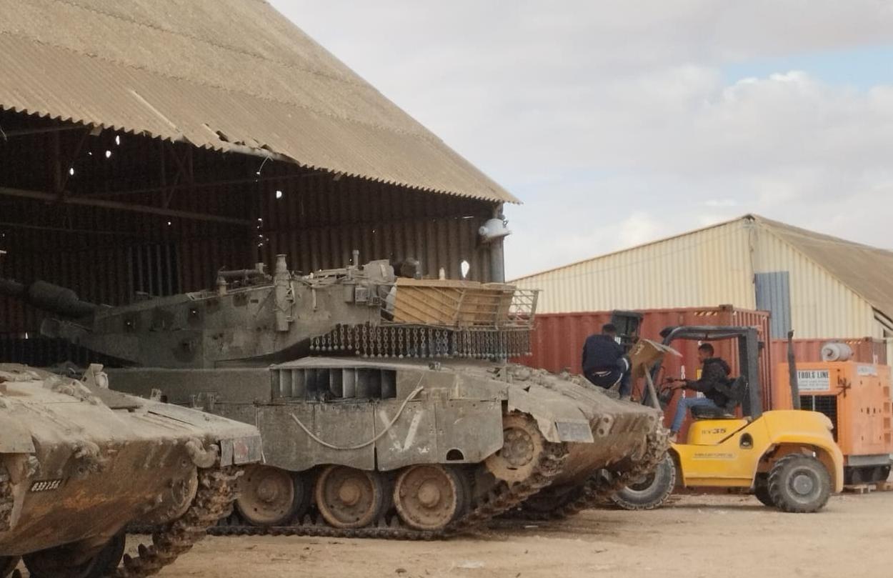 חשיפת הקול היהודי: פועלים ערבים עבדו על טנקים בבסיס צאלים - ללא אבטחה