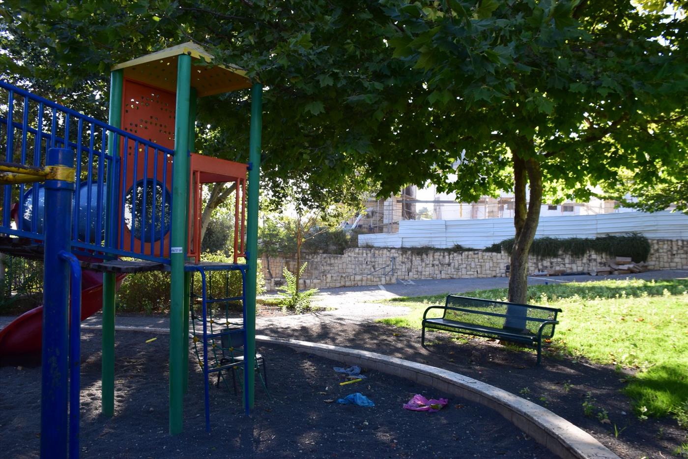 עמוס בפועלים ערבים - אתר בנייה בצמוד לבתי הספר של גוש עציון