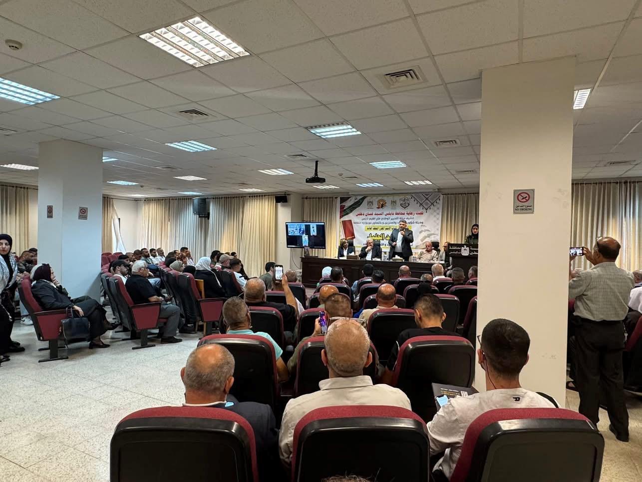 בכירי הפת"ח העניקו מגן הוקרה למחבל המשוחרר