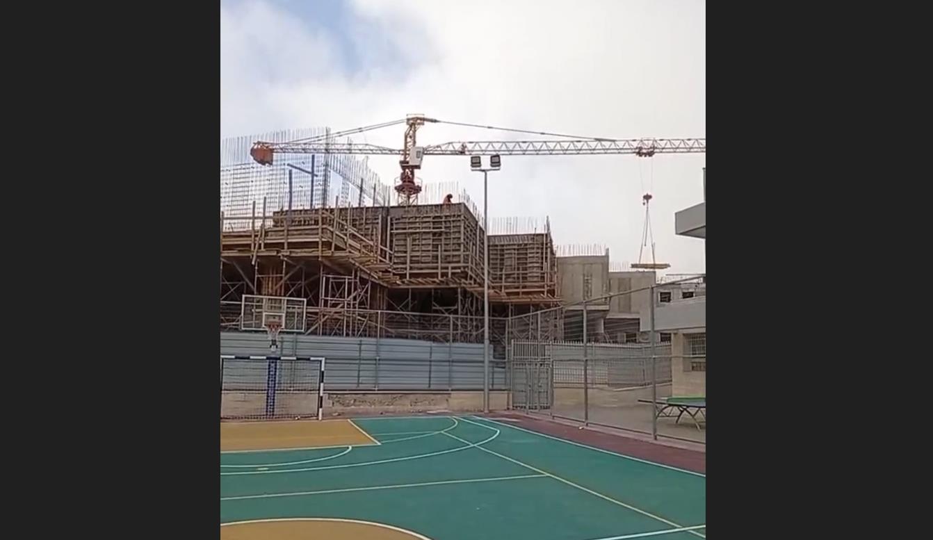 קורת ענק נפלה ליד המורה – הורים בבית אל זועמים על העסקת פועלים ערבים בלב בית הספר