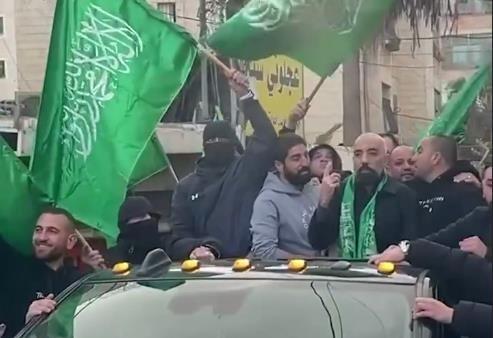המחבל המשוחרר חגג עם דגלי חמאס וקיבל קנס