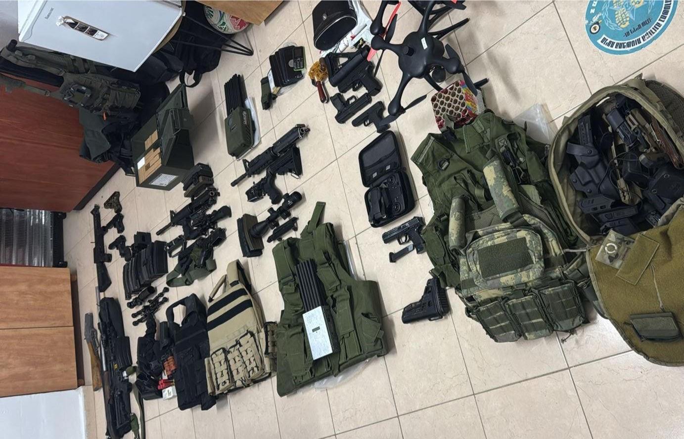 נשקים רחפנים וציוד לחימה: כוחות הביטחון עצרו 6 חשודים בקלנדיה