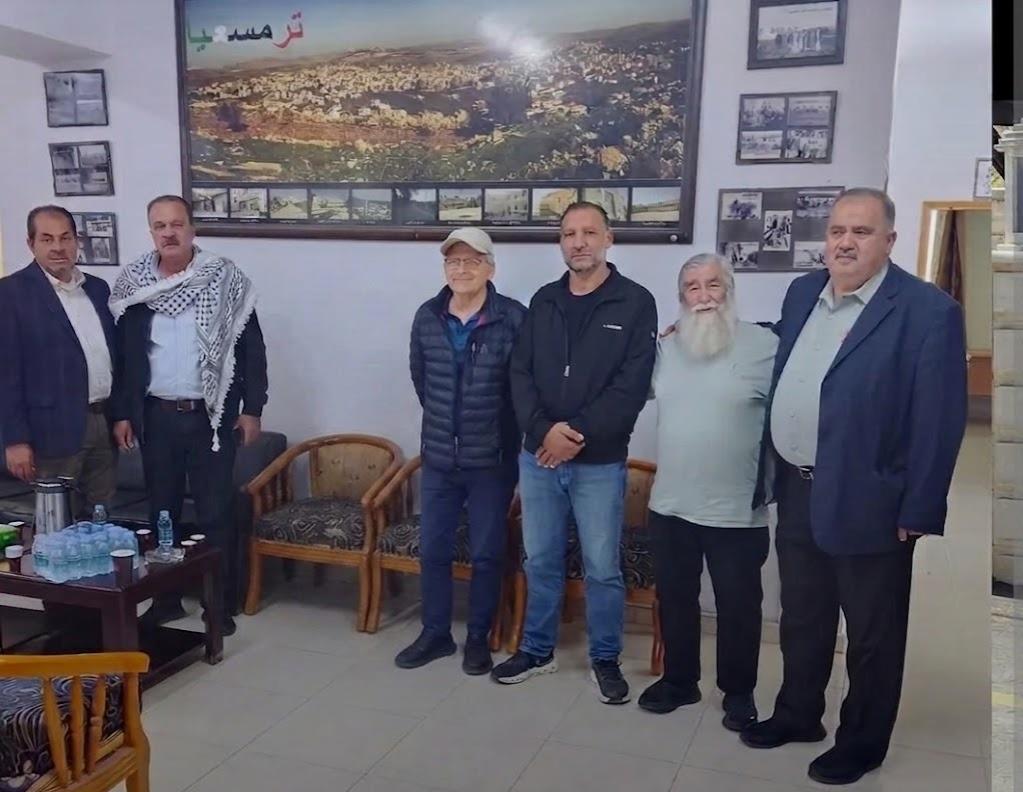 חיבוק חם למחבלים: אנשי תג מאיר נפגשו עם לאפי שלבי בכפר המרצחים תורמוסעיא