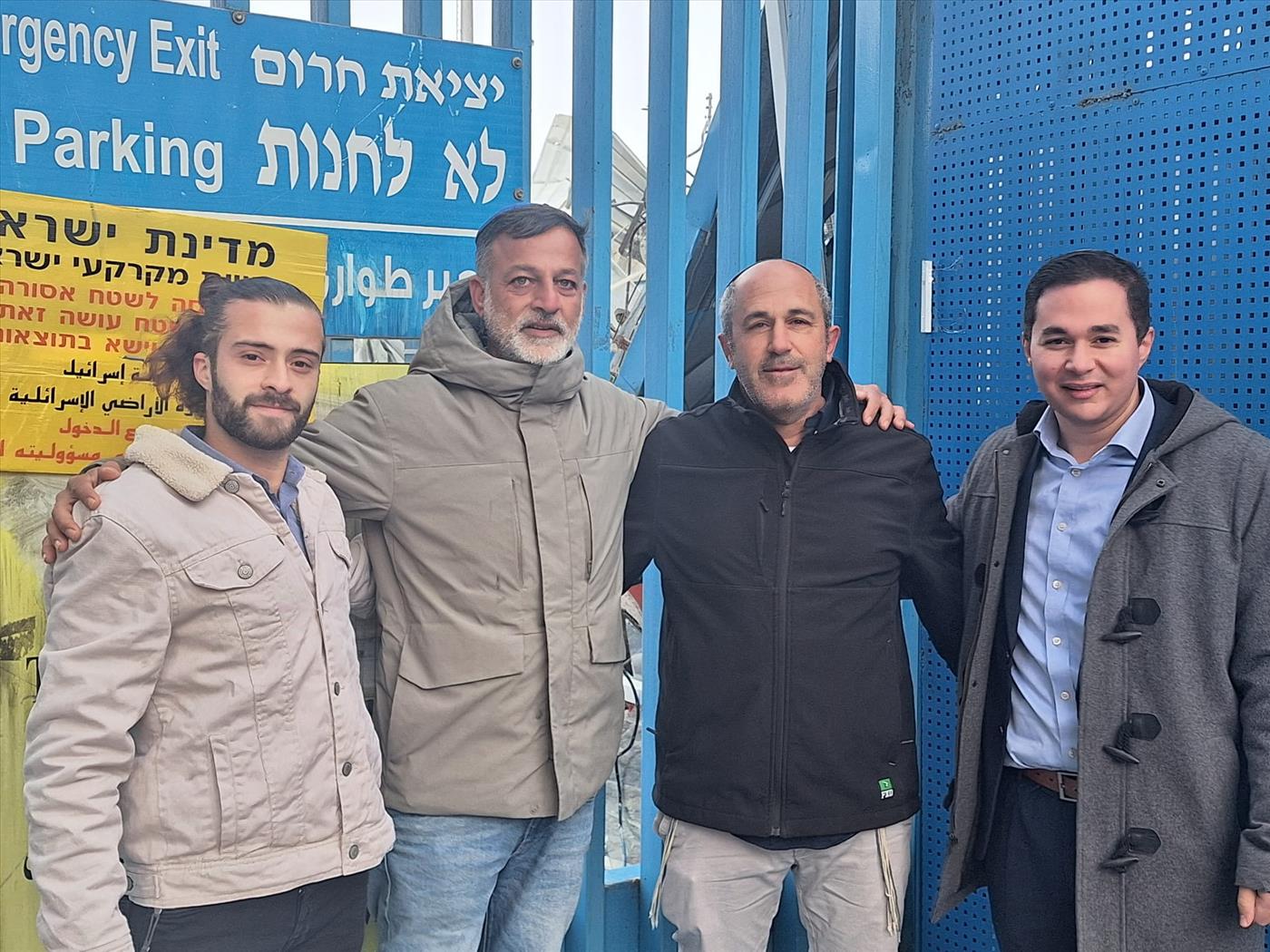 אריה קינג (שני מימין) מול אונר"א