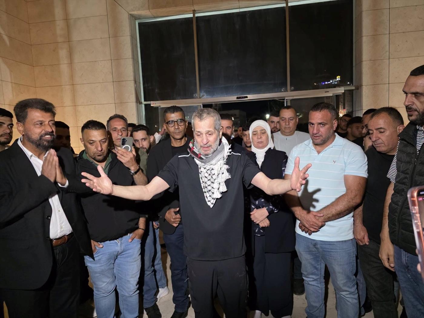 מושלת רמאללה מטעם הרש"פ בקבלת פנים למחבל מהלינץ' ברמאללה