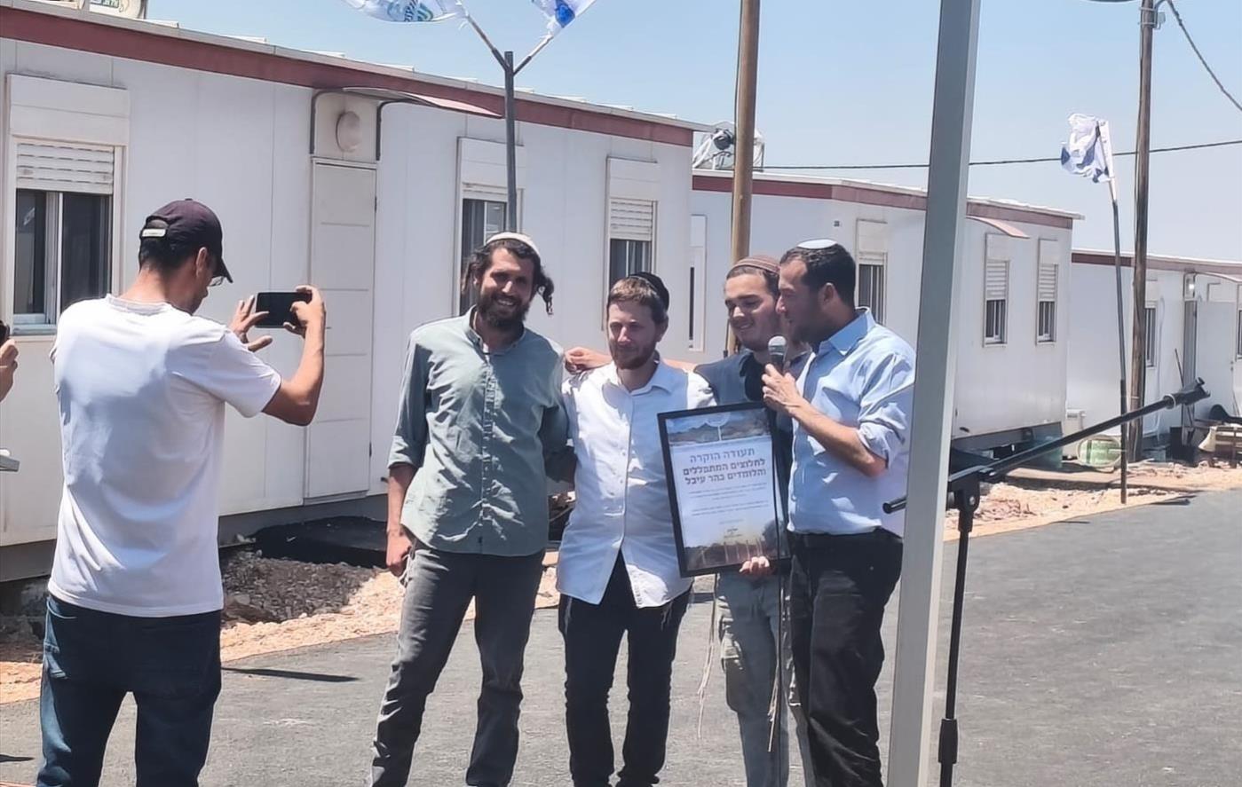 "זה מתחיל בהזויים": הישוב עיבל עלה אל הקרקע
