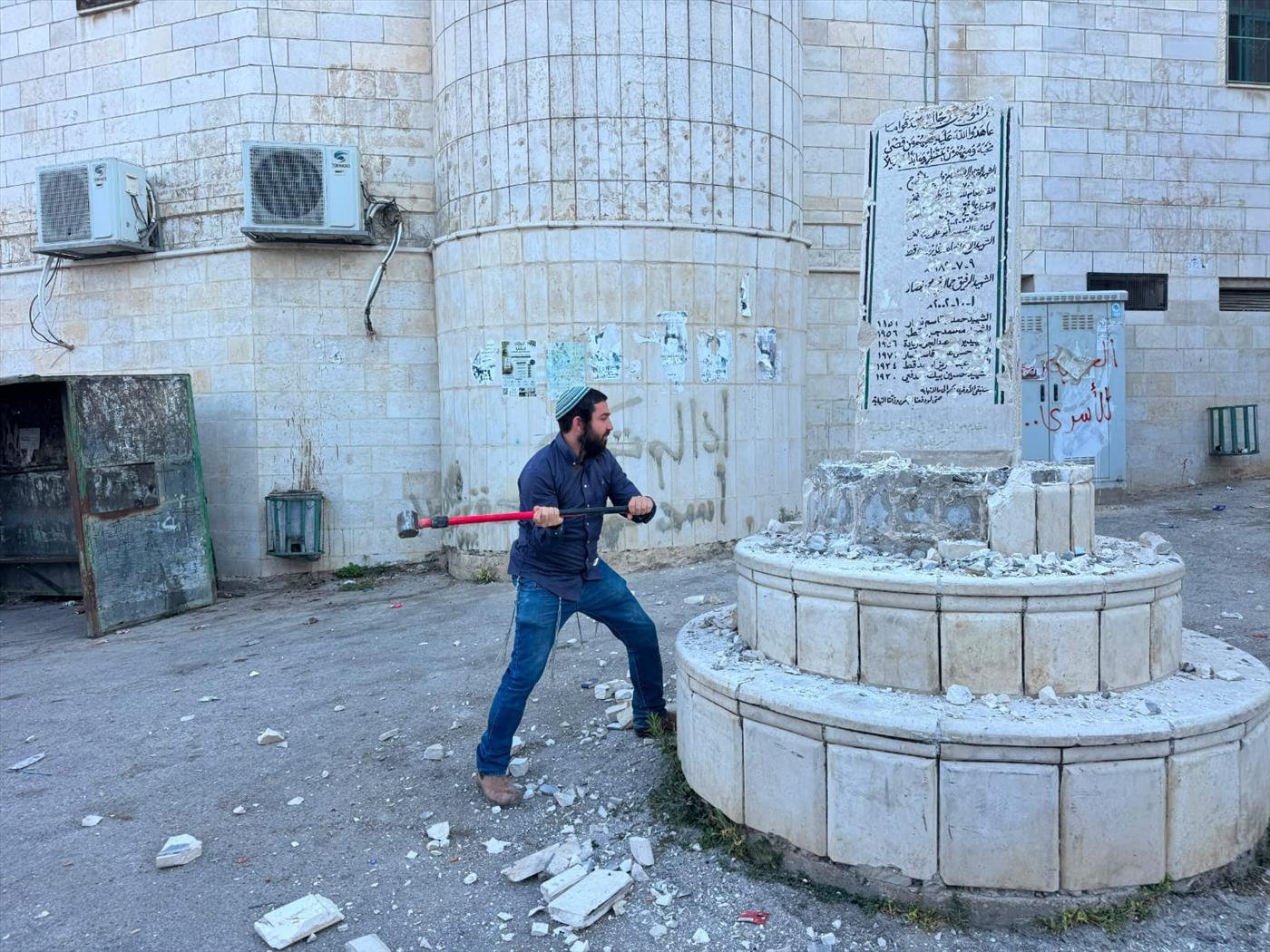 לאחר הפרסום בקול היהודי: ח"כ סוכות שבר את אנדרטאות הטרור
