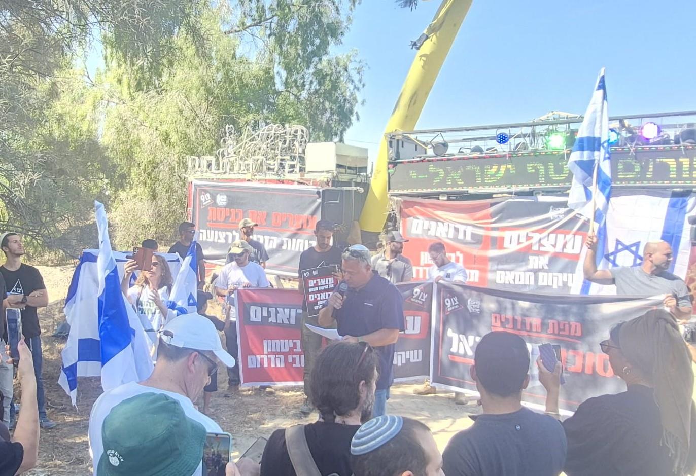 מאות מפגינים בסמוך למחנה הצבאי הבינלאומי: "כניסת הכוחות - תבוסה לישראל"