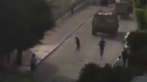 תיעוד: ילדים ערבים תוקפים חיילי צה"ל