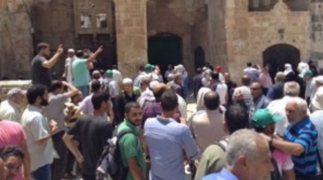 לנוכח המשטרה: עשרות ערבים מגדפים יהודים