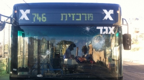 י-ם: אוטובוס שהסיע תלמידים נרגם באבנים