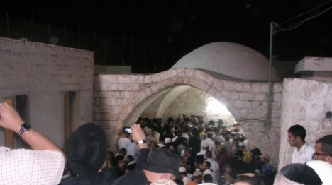 מאות מתפללים הגיעו הלילה לקבר יוסף