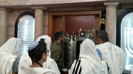 רבנים ומקובלים לשוטרים: "אל תפגעו בבית הכנסת"