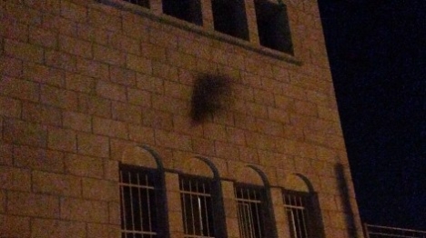 ערבים ניסו לשרוף בית בבירה, פצועה בצפון