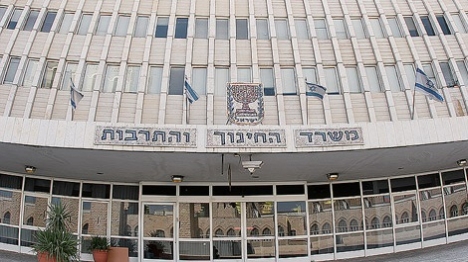 קבלת פנים סוערת לשרת התרבות