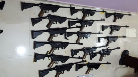 צפו: נשקים מוחבאים בתקרה