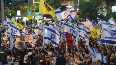 אלפים בכיכר רבין: "לשחרר את הגיבור"