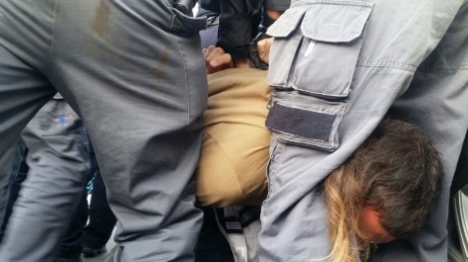 ביקשו משוטר ערבי להזדהות מחשש שהוא מחבל ונעצרו