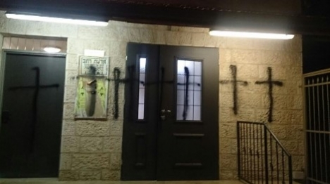צלבים רוססו על בית כנסת בירושלים