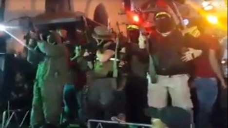 צפו: מטחי ירי ורעולי פנים במסיבת שחרור מחבל