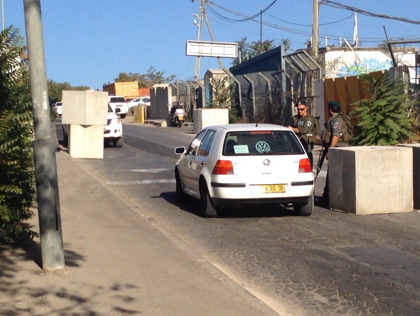 מחסום בכניסה לג'בל מוכבר (שלמה מור)