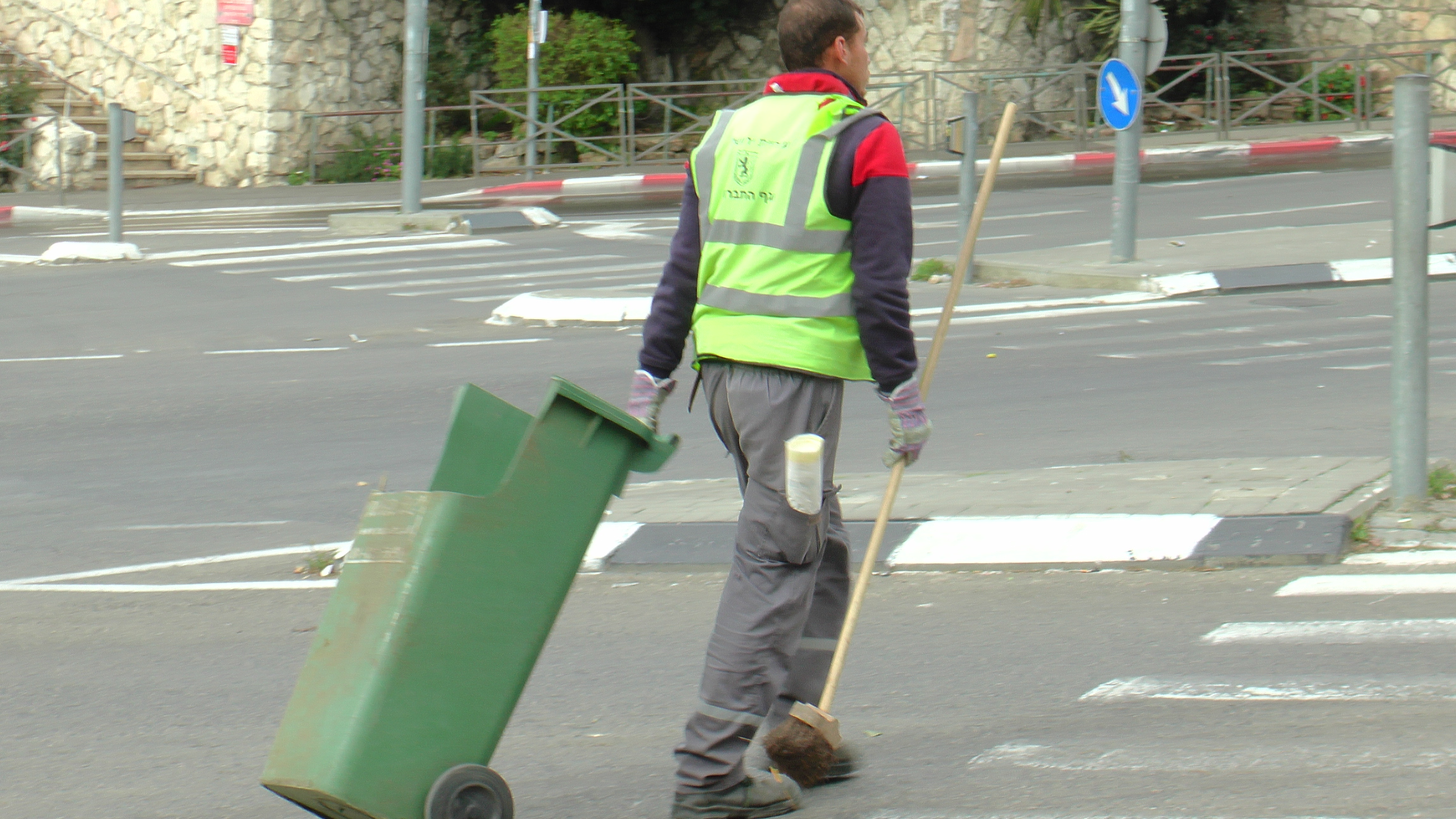 שבו לעבוד. עובד תברואה בירושלים, הבוקר (יהודה פרל)