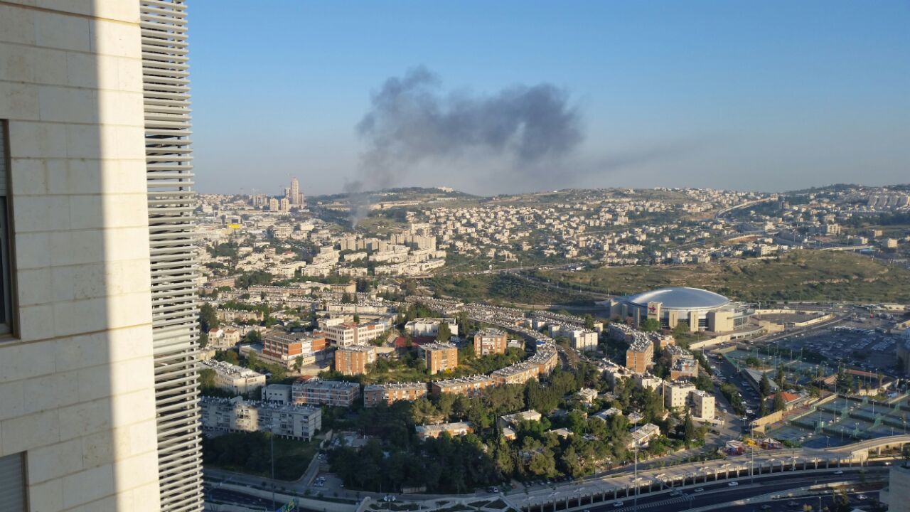 העשן המיתמר בשמי ירושלים לאחר הפיגוע (צור אוריאל ניזרי TPS)